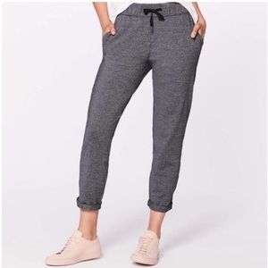 28” Lululemon On The FLY pant. Navy. Size 4. Excellent condition.